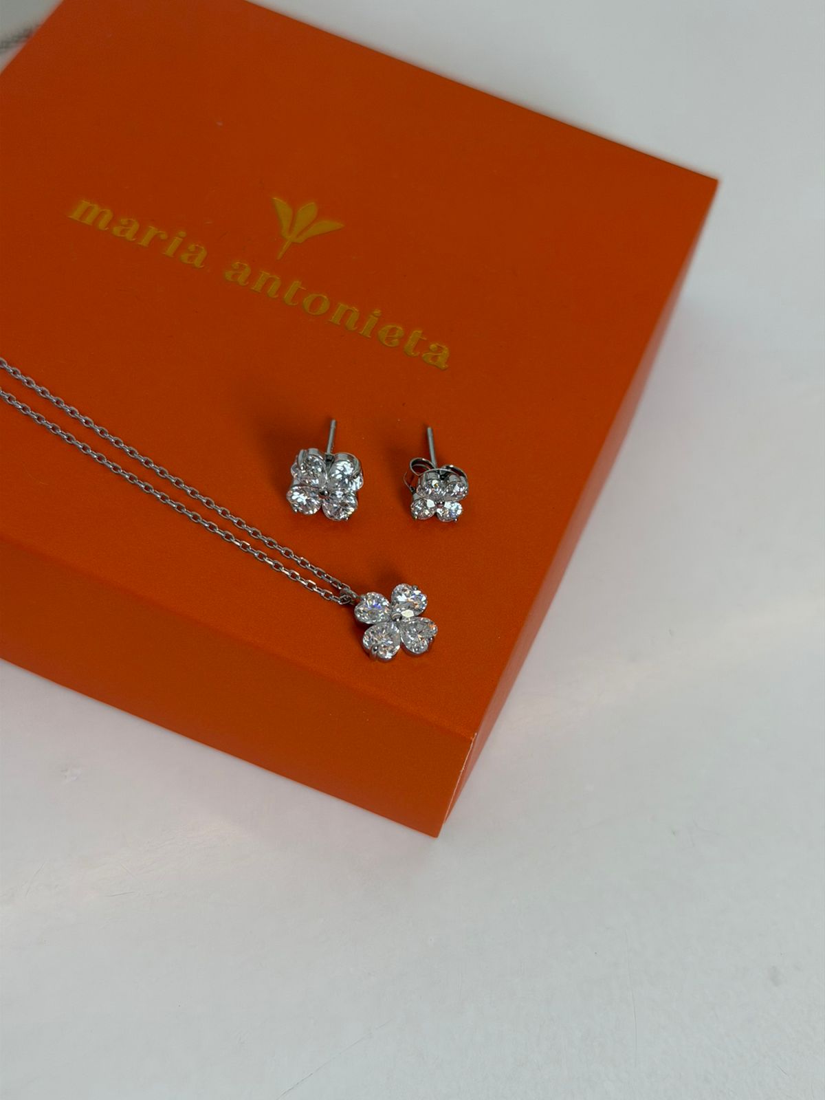 Conjunto de colar e brincos em desenho floral, Conjuntos
